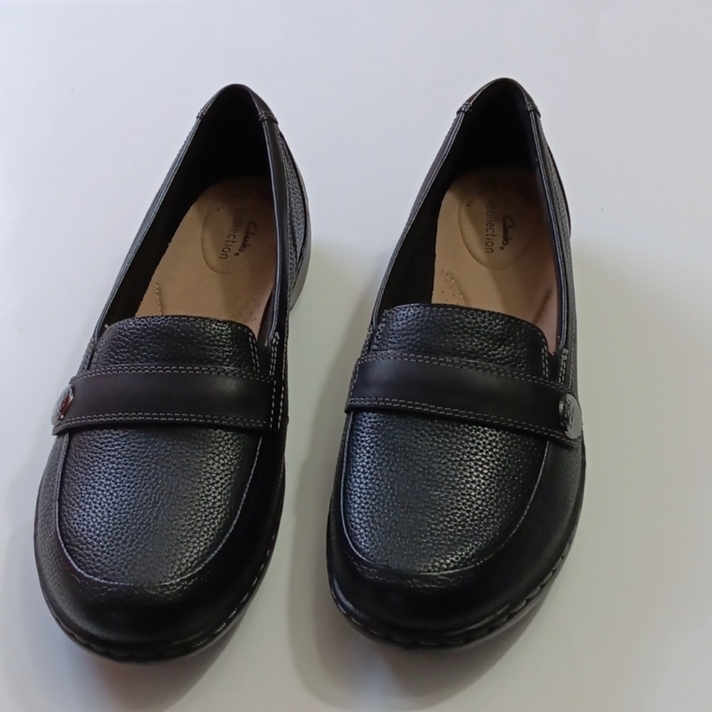 NEW Never Worn Clarks Cora Daisy  Black Loafer With Silver Accent Womens Size 9W